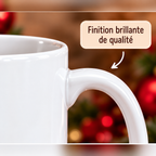 Gros plan sur la finition brillante d’un mug de Noël personnalisé en céramique blanche de 325 ml. Sa surface lisse et brillante ainsi que son anse ergonomique offrent un rendu élégant, idéal pour un cadeau de Noël personnalisé à la fois pratique et durable.