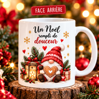 Mug de Noël personnalisé en céramique blanche, avec une illustration festive au verso représentant un adorable lutin de Noël au bonnet rouge tenant un cœur, entouré de cadeaux, de sapins et d’une lanterne lumineuse. Accompagné du message « Un Noël rempli de douceur », ce mug est une idée cadeau de Noël originale et chaleureuse.