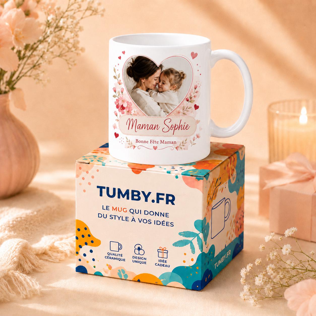 Détail du design personnalisé imprimé sur mug blanc en céramique