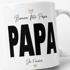 Gros plan sur le design imprimé du mug papa personnalisé avec photo, prénom et message