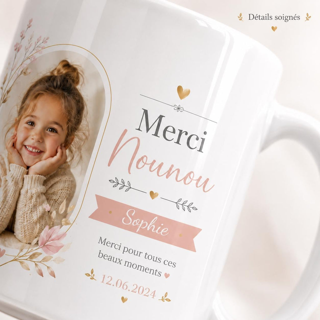 Gros plan sur un mug nounou personnalisé avec photo, prénom Sophie, date souvenir et petit message imprimé