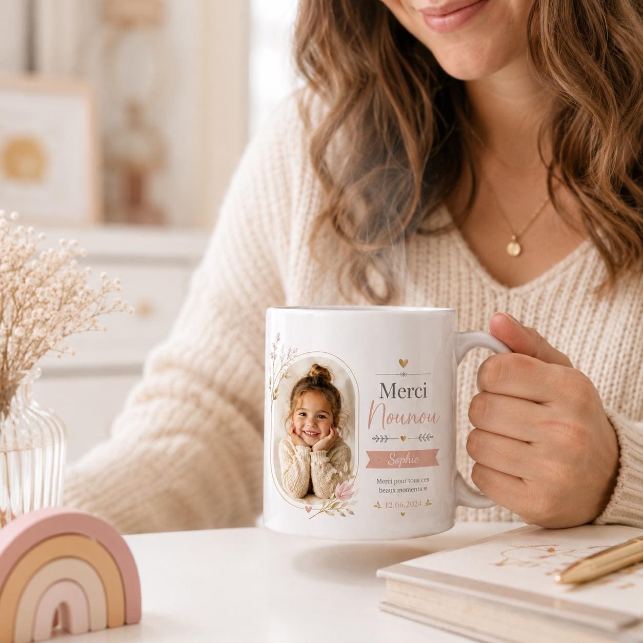 Image explicative montrant comment personnaliser un mug nounou avec prénom, photo, date et petit message