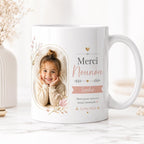 Cadeau nounou personnalisé sur mug blanc en céramique avec photo d’enfant, prénom, date et message de remerciement