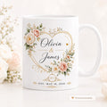 Mug mariage personnalisé en céramique blanche avec prénoms des mariés, date de mariage, fleurs romantiques et design élégant doré.