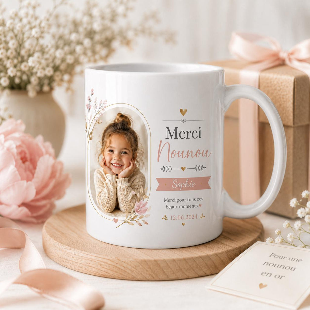 Exemple de tasse nounou personnalisée avec photo d’enfant, prénom de la nounou, date et message Merci Nounou