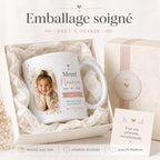 Mug cadeau nounou personnalisé présenté comme idée cadeau de remerciement pour nounou ou assistante maternelle