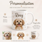 Détail du design tasse chien personnalisée avec prénom, portrait animal et petites pattes décoratives