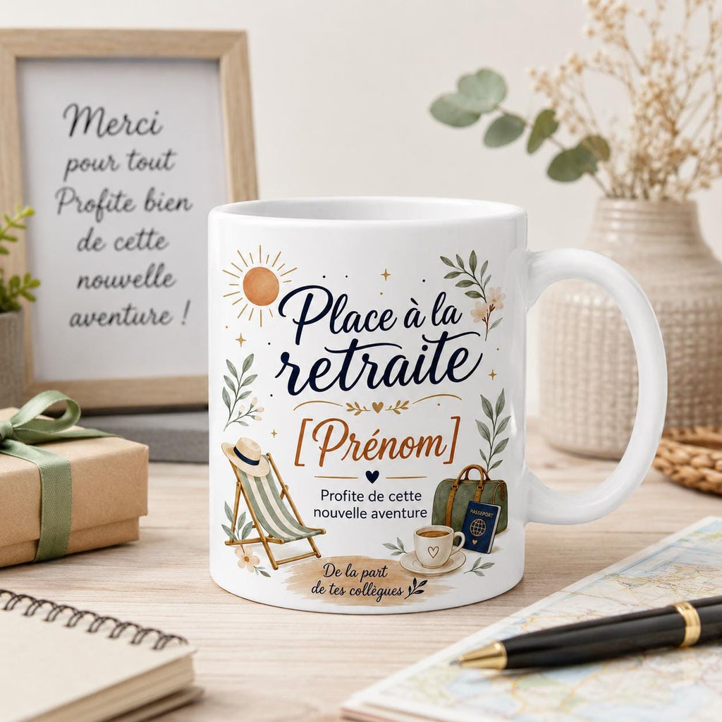 Gros plan du design mug retraite personnalisé avec prénom, message “Profite de cette nouvelle aventure”, feuillages, soleil, transat, sac de voyage et café.