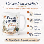 Mug retraite personnalisé en mise en situation cadeau avec décor chaleureux, paquet, carnet, carte merci et ambiance nouvelle aventure.
