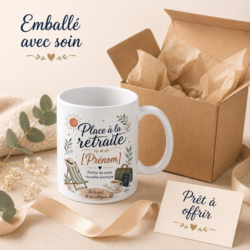 Mug retraite personnalisé présenté avec boîte kraft, papier de protection, ruban et carte prêt à offrir, emballé avec soin pour un cadeau de départ.