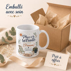 Mug retraite personnalisé présenté avec boîte kraft, papier de protection, ruban et carte prêt à offrir, emballé avec soin pour un cadeau de départ.