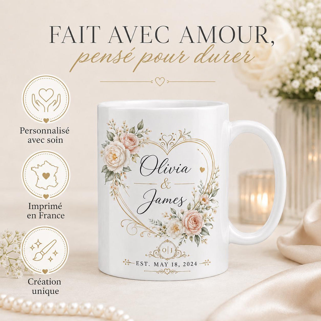 Gros plan du design floral raffiné sur mug personnalisé mariage avec prénoms, cœur doré, roses pastel et date des mariés.