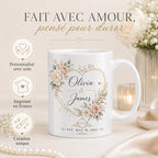Gros plan du design floral raffiné sur mug personnalisé mariage avec prénoms, cœur doré, roses pastel et date des mariés.