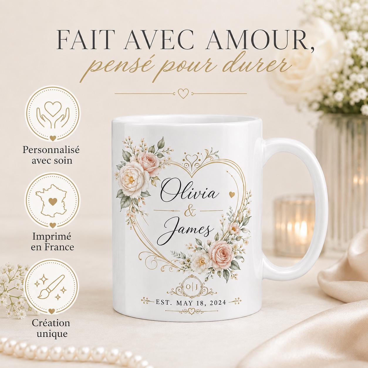 Gros plan du design floral raffiné sur mug personnalisé mariage avec prénoms, cœur doré, roses pastel et date des mariés.