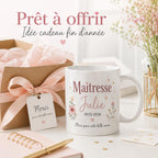 Détail impression de qualité sur mug maîtresse personnalisé, tasse céramique brillante avec fleurs