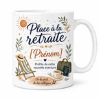 Exemple de mug retraite personnalisé avec le prénom Martine, design élégant avec soleil, feuillages, transat, passeport et message de départ.