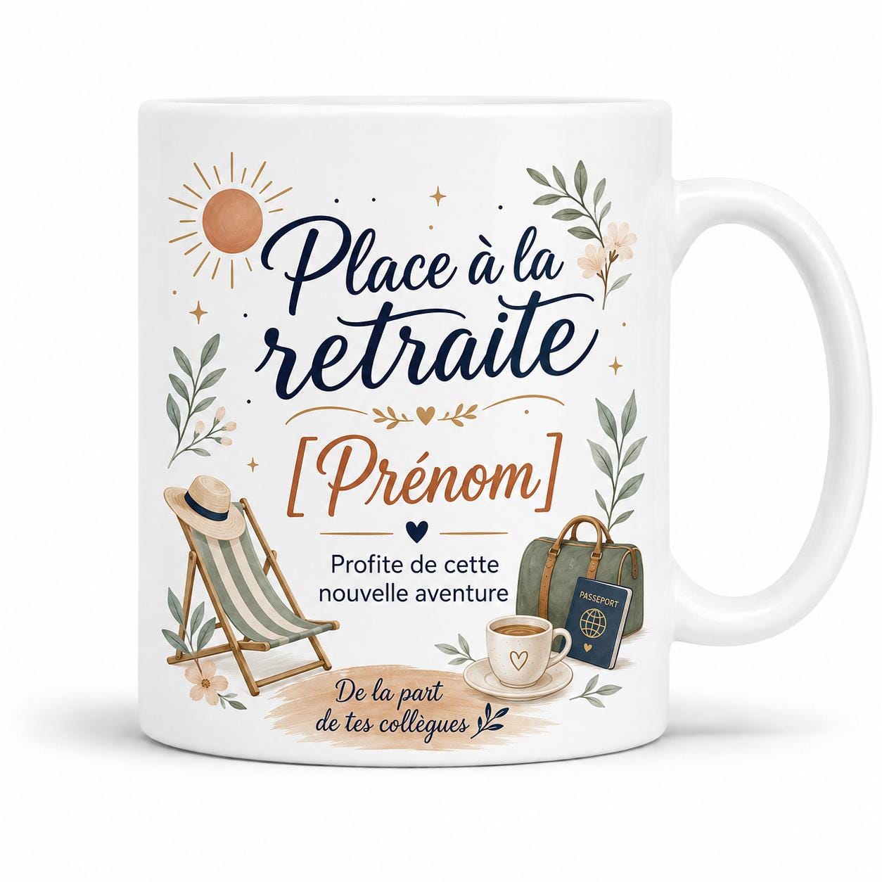 Mug retraite personnalisé blanc avec prénom, texte “Place à la retraite”, illustrations voyage, transat, soleil, passeport et tasse, idée cadeau pour départ en retraite.