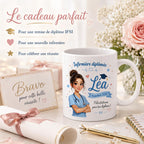Mug infirmière diplômée personnalisé présenté comme cadeau prêt à offrir, créé et imprimé avec soin dans un atelier en France.