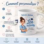 Mug infirmière diplômée personnalisé présenté comme cadeau prêt à offrir, créé et imprimé avec soin dans un atelier en France.