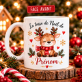 Mug de Noël personnalisé avec prénom, illustré d’un adorable renne portant une écharpe rouge, rempli de chocolat chaud, de chantilly et de guimauves. Une tasse en céramique blanche idéale pour savourer une boisson chaude pendant les fêtes. Une idée cadeau de Noël personnalisée, originale et pleine de douceur.