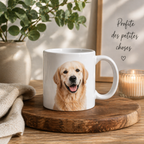 Mug blanc avec portrait de golden retriever, présenté sur une planche en bois dans une scène cosy avec plante verte, bougie et décoration d’intérieur.