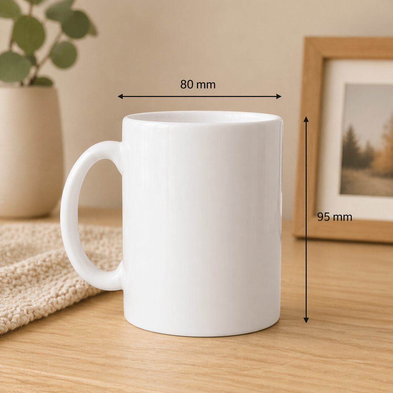 Mug blanc personnalisable posé sur une table en bois dans une ambiance beige chaleureuse, avec indication des dimensions 82 mm de largeur et 97 mm de hauteur