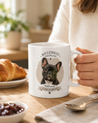 Mug Bouledogue Français personnalisé utilisé au petit-déjeuner, avec portrait de chien imprimé sur mug blanc en céramique, tenu à la main sur une table chaleureuse.