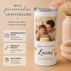 Mug isotherme blanc personnalisé anniversaire avec photo, prénom Lucas et message Joyeux anniversaire, présenté dans une ambiance beige chaleureuse
