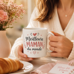 Mug Meilleure MAMAN du monde tenu à la main lors d’un petit-déjeuner, cadeau fête des mères Tumby