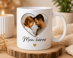 Mug papa personnalisé photo Mon héros en ambiance cosy sur support en bois