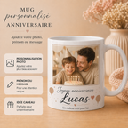 Mug blanc personnalisé anniversaire avec photo imprimée, prénom Lucas et message joyeux anniversaire, présenté dans une ambiance beige chaleureuse