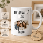 Mug blanc personnalisé avec texte noir, photo de famille imprimée, pictogrammes de personnalisation et étiquette cadeau, posé sur une table en bois clair