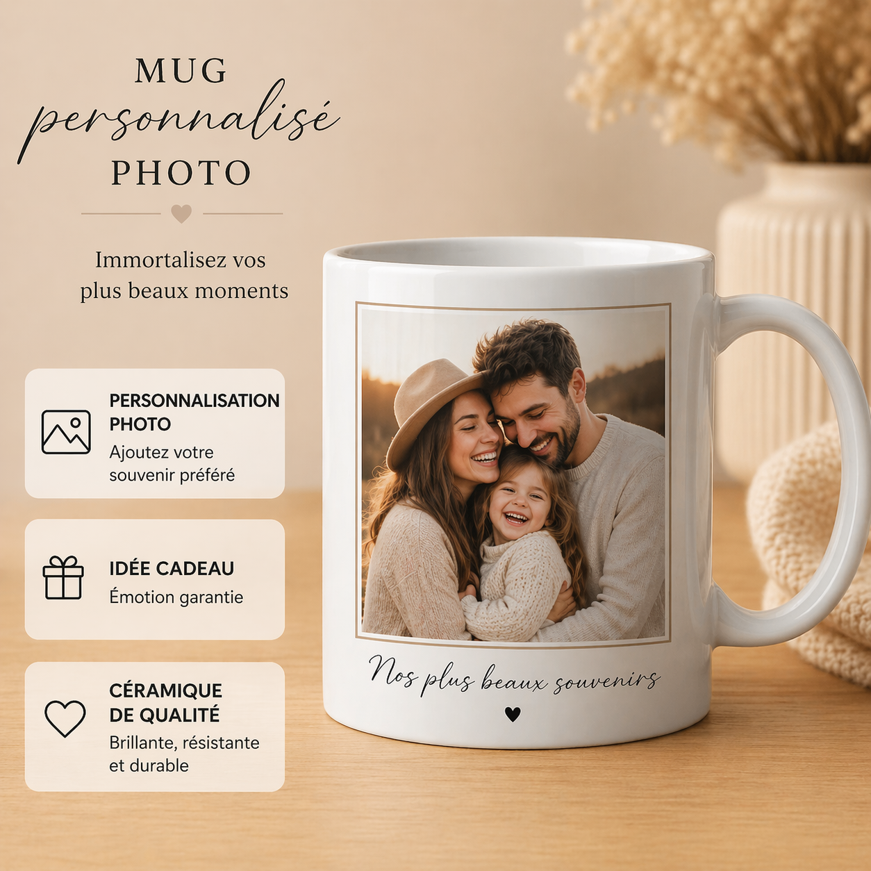 Mug blanc personnalisé avec photo de famille imprimée, présenté sur table en bois clair dans une ambiance beige chaleureuse