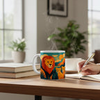 Mug blanc avec une illustration colorée de lion et lionceaux, avec de la vapeur visible, posé sur un bureau pendant qu une personne écrit dans un carnet