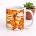 Mug blanc avec illustration orange de tranches d agrumes, verres et creme fouettee, photographie en gros plan avec une plante en pot a l arriere plan