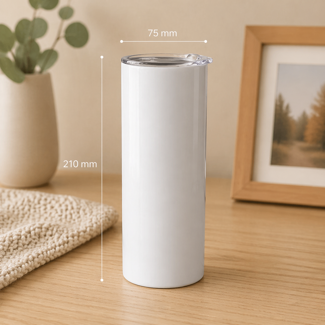 Mug isotherme blanc 20 oz avec couvercle transparent, présenté sur table en bois dans une ambiance beige chaleureuse, avec dimensions 75 mm de largeur et 210 mm de hauteur